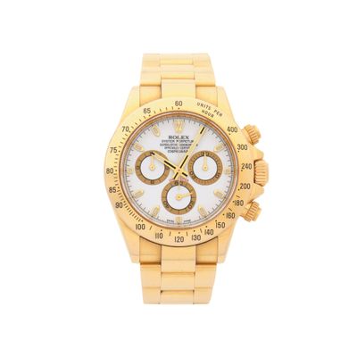 gros plan d'une montre-bracelet sur fond blanc