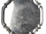 une image représentant un plateau en argent orné d'un dessin représentant un château