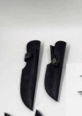 une paire de ciseaux et une paire de lames posées sur une table