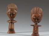 une paire de figurines en bois sculpté représentant une femme et un homme