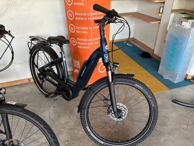 deux vélos garés l'un à côté de l'autre dans un garage