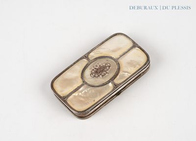 un étui en argent orné d'une image de lion