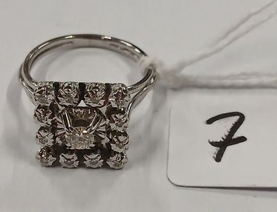 gros plan d'une bague sur une table avec une étiquette de prix