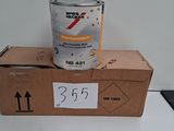 une canette de soda posée sur une boîte en carton