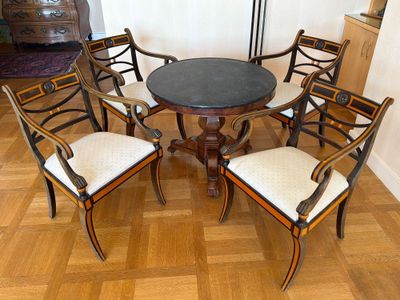 quatre chaises disposées autour d'une table au plateau noir