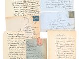 Plusieurs vieilles lettres et enveloppes sont empilées les unes sur les autres