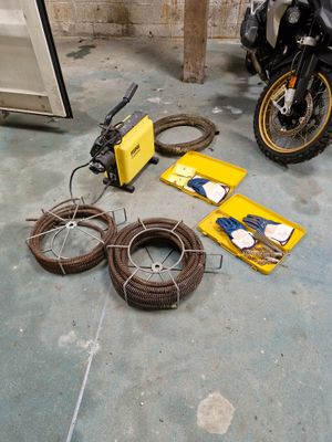 une moto posée par terre à côté de quelques pneus