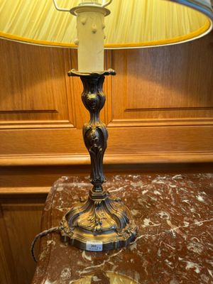 une lampe posée sur une table en marbre