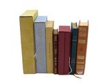 plusieurs livres empilés les uns sur les autres