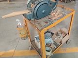 une machine posée sur un chariot dans un entrepôt