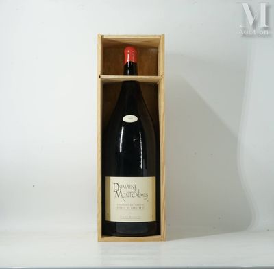 une bouteille de vin dans un coffret en bois sur une table