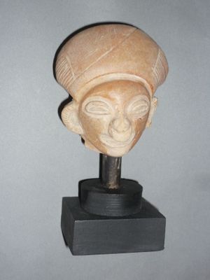 l'image d'une statue d'un homme avec un chapeau sur la tête