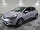 la voiture argentée est garée sur un carrelage à carreaux