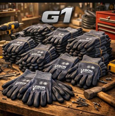 de nombreuses paires de gants posées sur une table dans un atelier