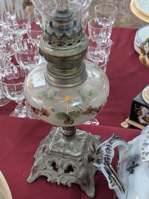 une table recouverte d'une nappe rouge, sur laquelle se trouve un vase en verre