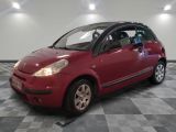 la photo d'une petite voiture rouge garée dans un garage