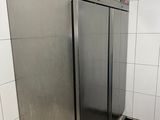 un réfrigérateur en acier inoxydable installé dans un coin de toilettes publiques