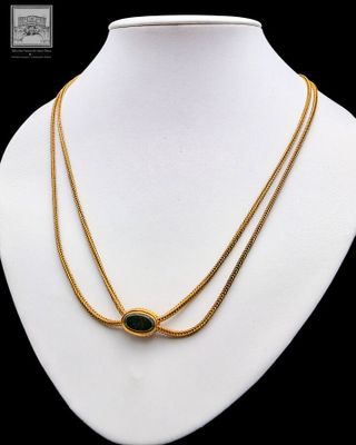gros plan d'un collier sur un mannequin mannequin