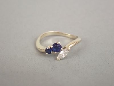 un gros plan d'une bague en or sertie de deux saphirs