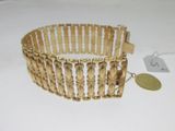 Gros plan sur un bracelet en or portant une étiquette