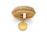 un bracelet en or orné d'une pièce et d'une chaîne qui l'entoure