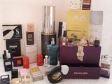 de nombreux types de parfums et de produits de beauté sur la table