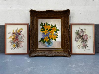 trois photos encadrées représentant des fleurs dans un vase posé sur une table