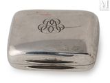 une image représentant une boîte en argent ornée d'un monogramme