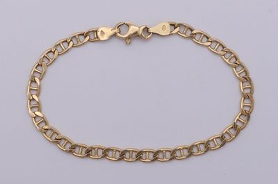 un bracelet en chaîne dorée avec un fermoir en forme de cœur sur fond blanc
