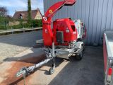 une voiture rouge garée devant un immeuble