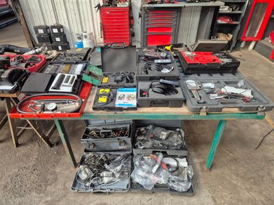 de nombreux outils posés sur la table du garage