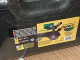 une valise noire posée sur un carton