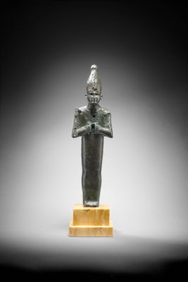 une image représentant la statue d'un Égyptien portant un chapeau sur la tête