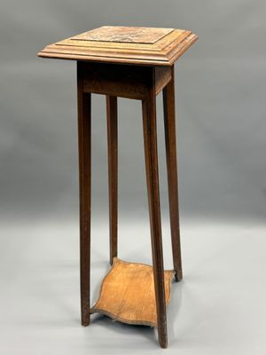 une image représentant une petite table en bois avec un plateau en carrelage