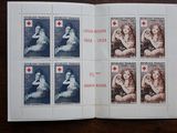 un livre ouvert sur lequel figure une femme