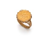 Gros plan sur une bague en or ornée d'une pièce de monnaie