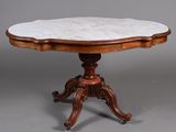 une table à plateau en marbre posée sur un piédestal avec un socle en bois