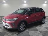 un 4x4 rouge garé dans un garage au sol en damier