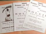 trois prospectus posés sur une table, à côté d'une tasse de café
