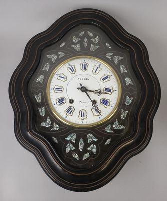 une horloge accrochée au mur de la pièce