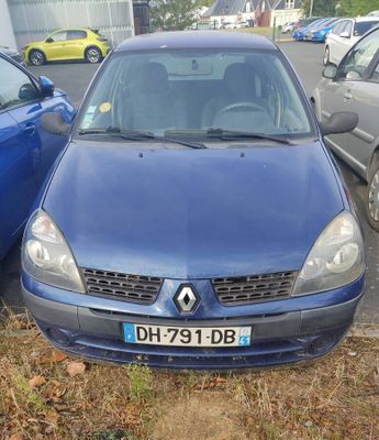une voiture bleue garée à côté d'une autre voiture bleue dans un parking