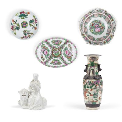 plusieurs types de vases et d'assiettes exposés sur un fond blanc