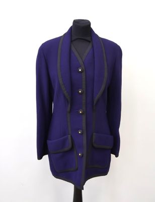 blazer violet et noir avec des bordures noires, présenté sur un mannequin