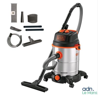 un aspirateur muni d'un tuyau et d'autres accessoires, sur fond blanc