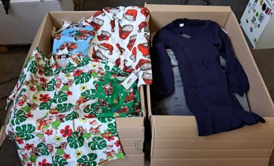 un carton rempli de vêtements et une chemise