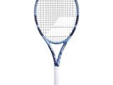 La raquette de tennis est bleue et blanche, avec un manche blanc.
