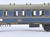 un wagon bleu immobilisé sur les rails