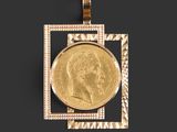 une pièce « sovereign » en or sertie dans un pendentif carré