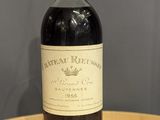 une bouteille de vin posée sur une table