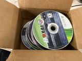 beaucoup de CD dans une boîte en carton posée sur la table
